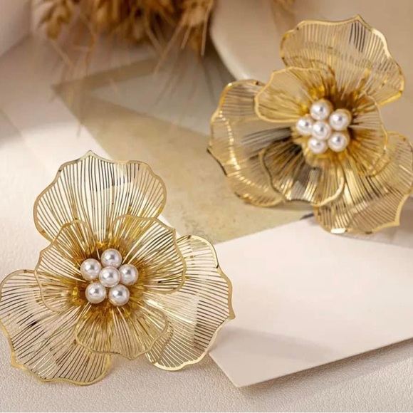 Flower Earrings 🔥 - Picture 3 of 4